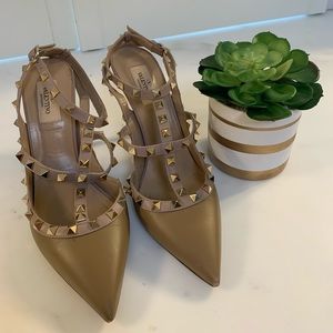 🌿VALENTINO ROCKSTUD HEELS SIZE 40.5 NUDE🌿